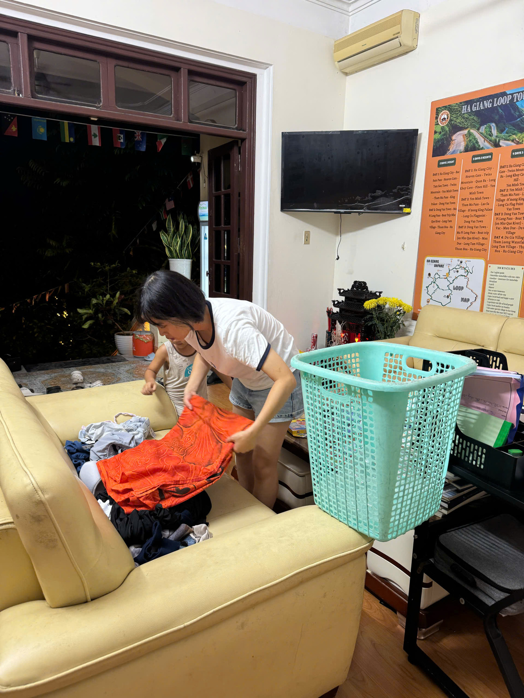 Where can travelers arrange convenient laundry in Ha Long?